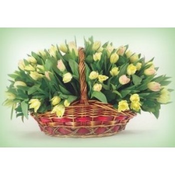 Корзинка с тюльпанами